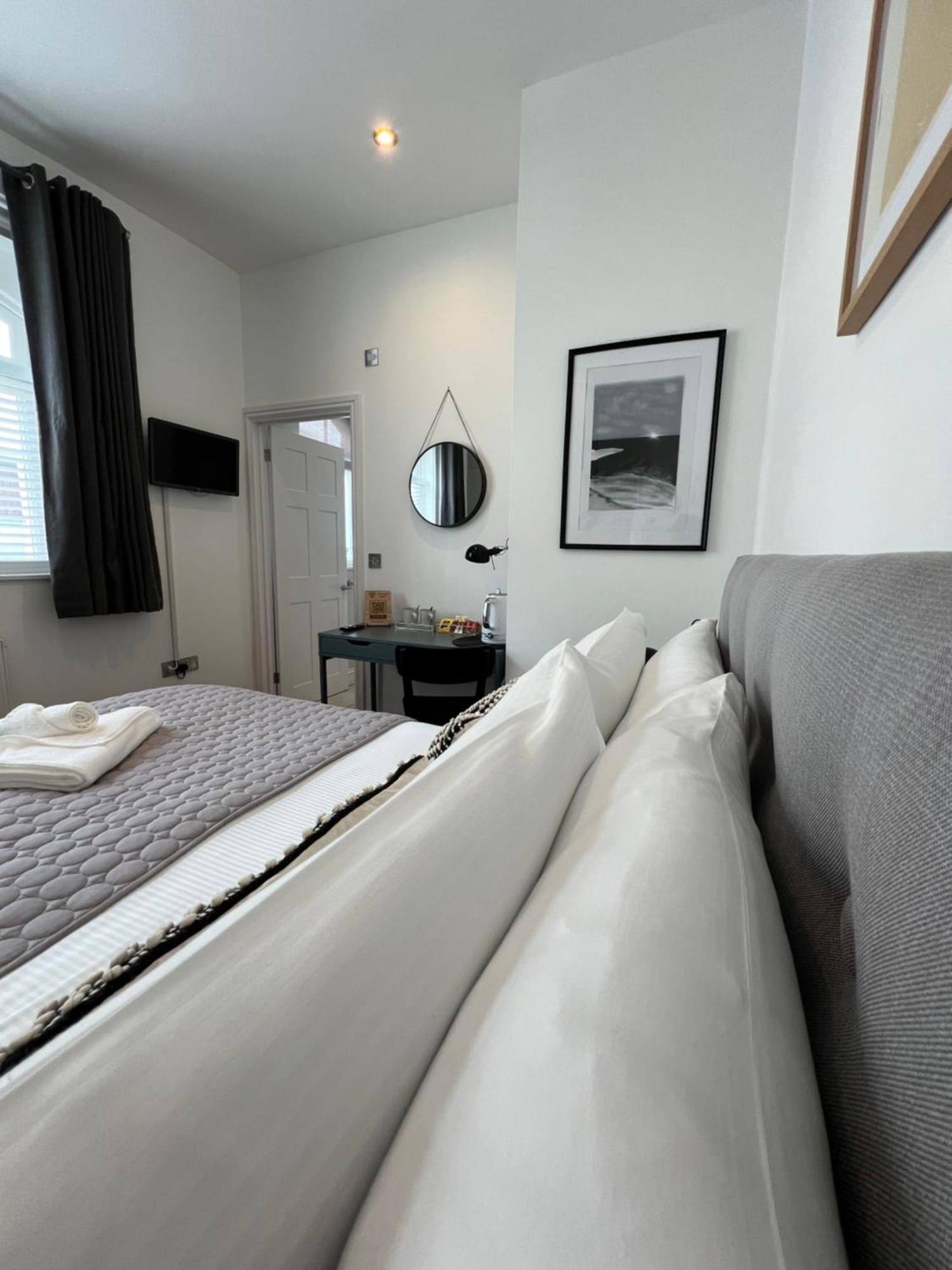 Private Double Room With Ensuite, No Breakfast, Truro City Centre 외부 사진
